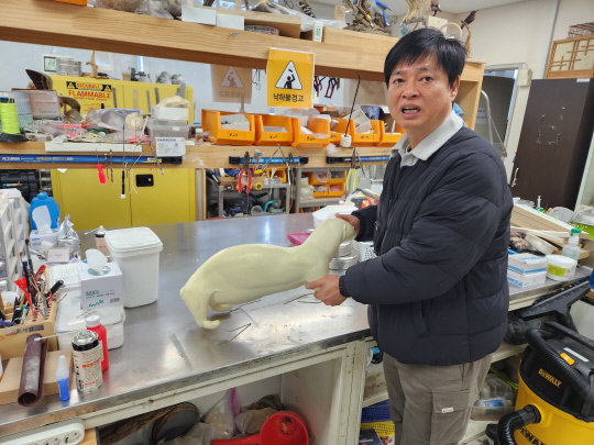 류영남 국립생물자원관 주무관이 1월 29일 국립생물자원관에서 박제에 대해 설명 중이다. 정석준 기자, mp1256@